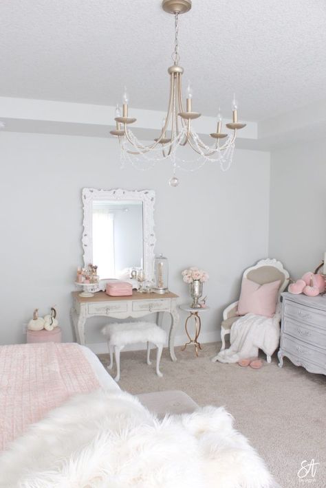 Vintage Glam Aesthetic Bedroom, Girly Fall Decor, Pink French Bedroom, Girly Aesthetic Bedroom, Light Pink Bedroom Aesthetic, Feminine Bedroom Elegant, Elegant Pink Bedroom, Pink Aesthetic Home, Pink Fall Decor