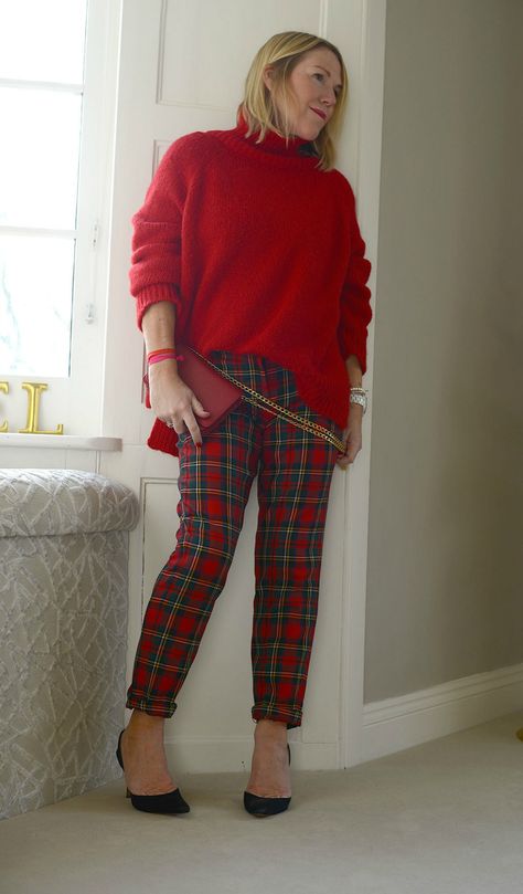 Tartan Outfit Women, Holiday Outfits Christmas Casual, Women Christmas Outfits, Holiday Outfits Winter, Christmas Dresses For Women, Winter Outfit Accessories, Dress For Body Shape, Petite Style Outfits, 3 Ways To Wear