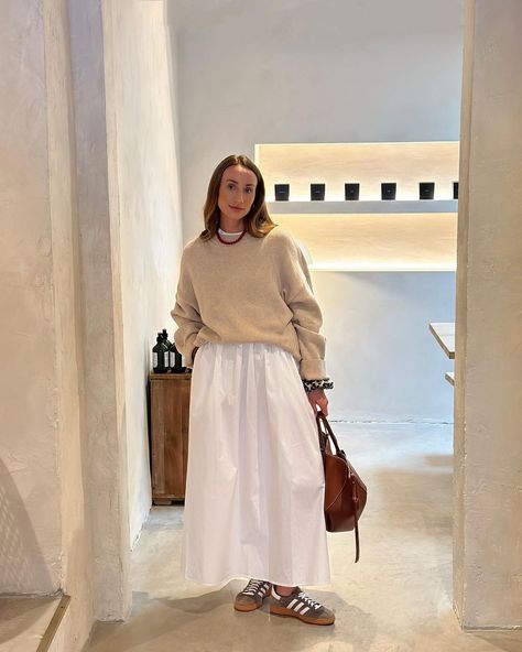 Casual White Maxi Skirt Outfit, Fall White Maxi Skirt Outfits, White Skirt With Sweater, White Skirt Outfit Autumn, Jumper Over Dress Outfit, White Maxi Skirt Outfit Fall, White Maxi Skirt Outfit Winter, Maxi White Skirt Outfit, Jumper And Skirt Outfit