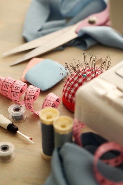 Sewing tools | Free Photo #Freepik #freephoto #technology #fashion #table #work Sewing Aesthetic, Sewing Photography, Vintage Scissors, Sewing Scissors, Technology Fashion, Sewing Needles, Thread Spools, Sewing Kit, Orange Background