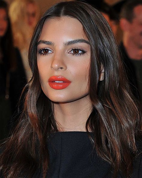 Sydne Style shows how to wear orange lipstick like Emily Ratajkowski #lipstick #orange #coral #beautyideas Orange Lipstick Makeup, Bright Lipstick Makeup, Emily Ratajkowski Makeup, Red Orange Lipstick, Emily Ratajkowski Style, Coral Lipstick, Red Lipstick Makeup, Orange Lipstick, Bright Lipstick