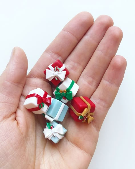 Christmas Themed Clay Ideas, Mini Clay Art Christmas, Clay Art Christmas Ideas, Christmas Decor Clay Diy, Modeling Clay Christmas Ideas, Christmas Clay Craft Ideas, Clay Christmas Presents, Clay Christmas Charms, Holiday Clay Ideas