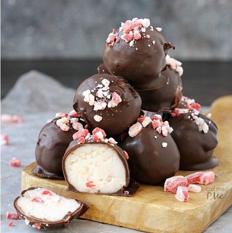 Incredibly simple Peppermint Truffles Recipe starts with a cream cheese base full of peppermint chips, rolled into balls then they're draped in chocolate Peppermint Balls, Sweet Truffles, Peppermint Truffles, Holiday Candy Recipes, Dessert Parfait, Truffles Recipe, Candy Truffles, Christmas Candy Recipes, Truffle Recipe