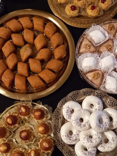 Algerian traditional sweet in the Eid 🇩🇿✨ An Algerian table with all kinds of Algerian sweets Algerian Sweets, Funny Airport Signs, حلويات عربية, Airport Signs, Algerian Food, Algerian Culture, Eid Food, Algerian Recipes, Traditional Sweets