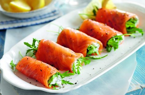 Smoked Salmon Ideas, Canapes Christmas, Party Food Savoury, Christmas Party Food Appetizers, Salmon Ideas, Party Food Easy, Easy Canapes, Veggie Tart, Food Savoury