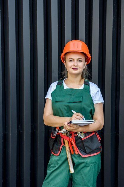 Woman Construction Worker, Induction Photoshoot, Lady Engineer, Engineer Photo, Engineer Woman, Women Engineer, Women In Suspenders, Engineer Dress, Energy Bus