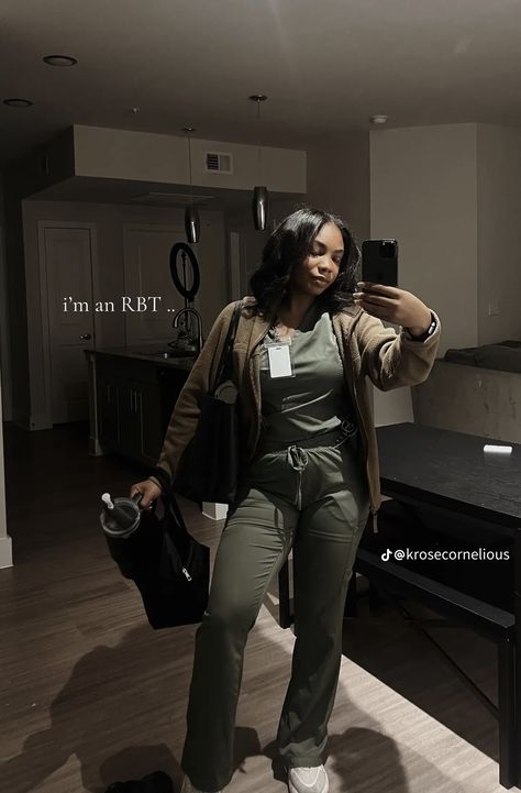 Dentist Assistant Outfit, Behavioral Health Technician Outfits, Obgyn Aesthetic Black Women, Dark Nurse Aesthetic, Scrubs Cute Outfit, Nurse Bag Aesthetic, Work Scrubs Outfit, Behavior Technician Aesthetic, Rbt Work Outfit Scrubs