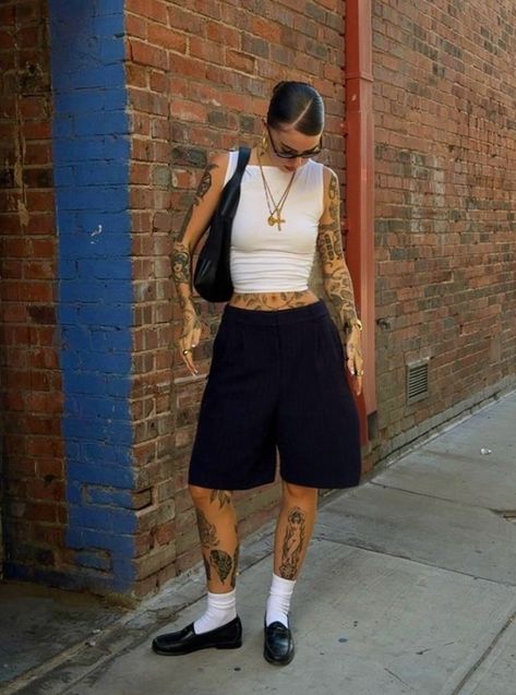 Black Jorts Outfit Women’s, Pablo Chille, Melbourne Street Style, Messy Style, Long Denim Pants, Oversized Outfits, Coachella Looks, Pool Outfits, Oversize Outfit