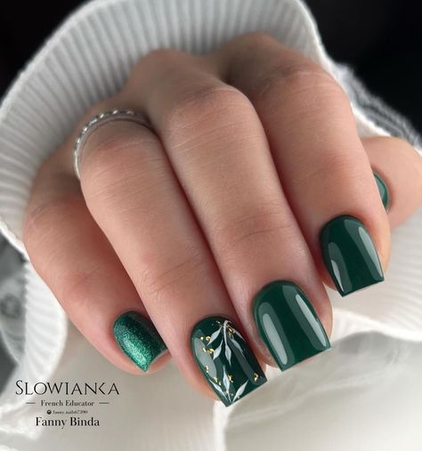 25 Gorgeous Green Christmas Nails: Top Nail Designs for Winter Green Aesthetic Nails Short, Dark Green Snowflake Nails, Emerald Green Nails Square Short, Dark Winter Nails With Design, Christmas Gel Nails Green, Green Nails Christmas Holidays, Green Short Square Nails, Short Green Christmas Nails, Green Christmas Nails Square