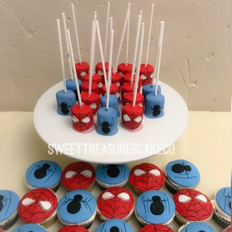 Spiderman Marshmallow Pops, Spider Man Marshmallow Pops, Spider Man Birthday Desserts, Spider Man Party Table Decor, Spider Man Dessert Ideas, Spider Man Party Treats, Spider Man Cake Pops Ideas, Spider Man Treat Table, Spider Man Candy Table