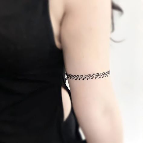 Upper Arm Band Tattoo For Women, Wrap Around Wrist Tattoos For Women, Tattoos Pulseras, Tattoo Amigas, Ring Tattoo Designs, Around Arm Tattoo, Wrap Around Tattoo, Unique Butterfly Tattoos, Wrist Tattoo Ideas