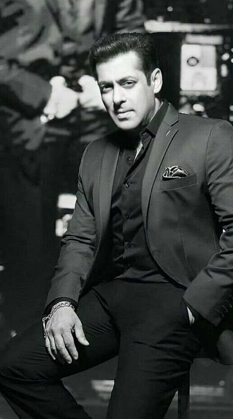 Indian Bollywood Actors, Salman Khan Wallpapers, Salman Khan Photo, Zayn Malik Photos, Full Life, Vespa Vintage, Photo Art Gallery, Salman Khan, Bollywood Actors