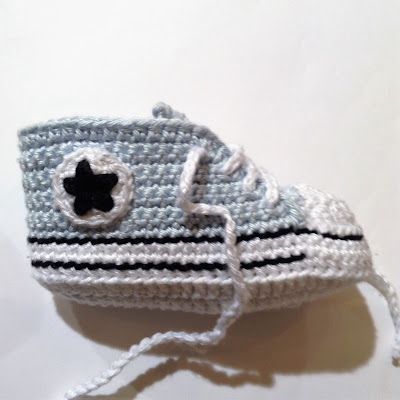 Patron Converses au crochet pour bébé - Le blog de cuisine togolaise Crochet Converse, Crochet Baby Socks, Baby Socks Knit, Handmade Baby Shoes, Baby Converse, Knit Baby Booties, Knitted Booties, Baby Shoe Sizes