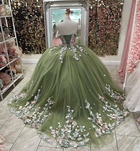 Quince Outfit, Quinceanera Checklist, Ball Gown Sweet 16, Quince Planning, Xv Ideas, Quince Stuff, Xv Dresses, Yeri Mua, Green Quinceanera Dresses