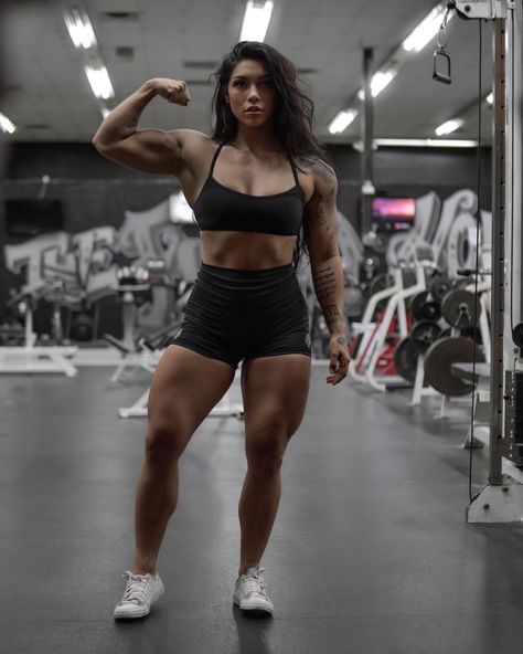 Female Athletic Build, Muscular Legs, Athletic Build, Mommy Goals, Fitness Photoshoot, Gym Humor, Dream Body, Female Athletes, Body Goals