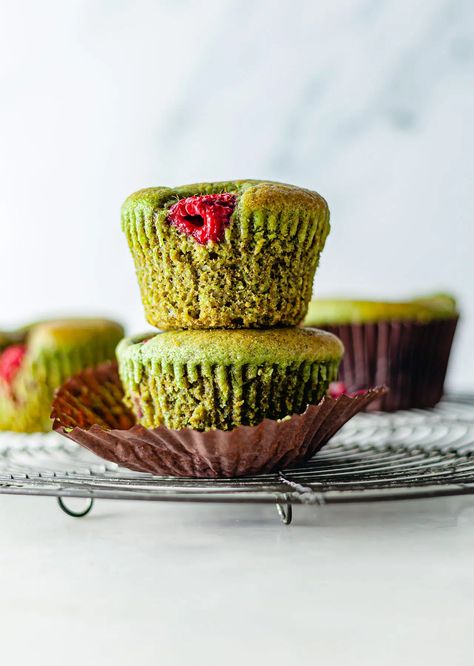 Matcha Muffins, Silicone Muffin Cups, Raspberry Tea, Raspberry Desserts, Raspberry Muffins, Raspberry Cookies, Berry Muffins, Vegan Muffins, Strawberry Muffins