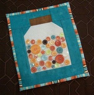 Tutorial: Button Jars quilt – Quilting Jar Quilt, Spool Quilt, Sewing Spaces, Mini Quilt Patterns, Mini Wall, Sewing Space, Miniature Quilts, Sewing Rooms, Wall Quilts