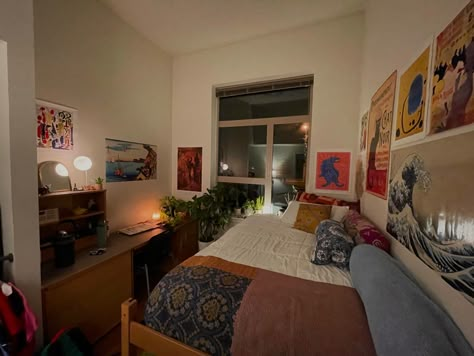 Mid Century Modern Dorm Room, Dorm Aesthetic Retro Vintage, Small Single Dorm Room Ideas, California Cool Bedroom, Uvm Dorm, Tiny Dorm Room Ideas, Vintage Dorm Room Ideas, Granola Dorm Room, Simple Dorm Room