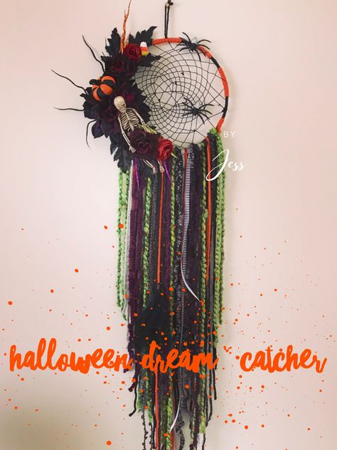 Fall Dream Catchers, Diy Witchy Crafts, Halloween Dreamcatcher, Libra Halloween, Halloween Dream Catcher, Dream Catcher Designs, Fall Halloween Wreath, Fall Festival Crafts, Diy Halloween Witch