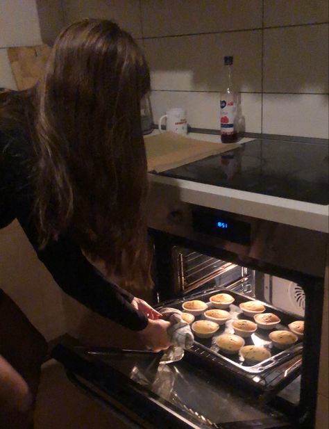 Best Friend Baking, Woman Baking Aesthetic, Baker Aesthetic, Cooking Aesthetic, Girl Cooking, Girl With Brown Hair, Vision Board Inspiration, Coffee Addict, Badger