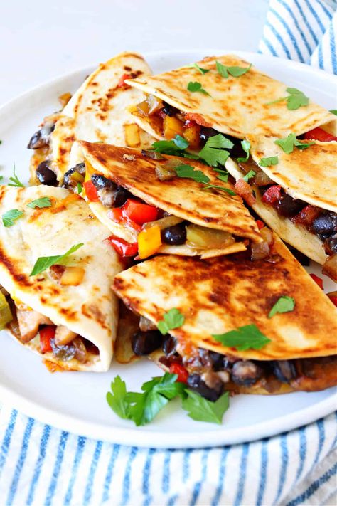 Quesedias Recipe Vegetarian, Veg Quesadilla Recipes, Roasted Vegetable Quesadilla, Creamy Quesadilla, Veg Quesadilla, Vegetable Quesadilla Recipes, Vegetable Quesadilla, Vegetable Quesadillas, Veggie Quesadilla Recipes