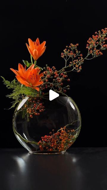 Ikebana Christmas Arrangements, Table Top Flower Arrangements, Ikebana Flower Arrangement Art Floral, Natural Flower Arrangements, Flower Bouquet In Vase, Flower Ikebana, Christmas Floral Arrangements Diy, Christmas Bouquets, Floral Vase Arrangements