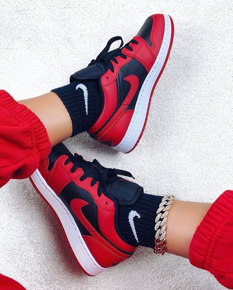 Jordan Lows Outfits, Nike Fashion Outfit, Tenis Nike Jordan, Jordan 1 Low Reverse Bred, Turkey Wrap Recipes, Nike Red Sneakers, Air Jordan 1 Red, Sneaker Fits, Nike Sneakers Outfit