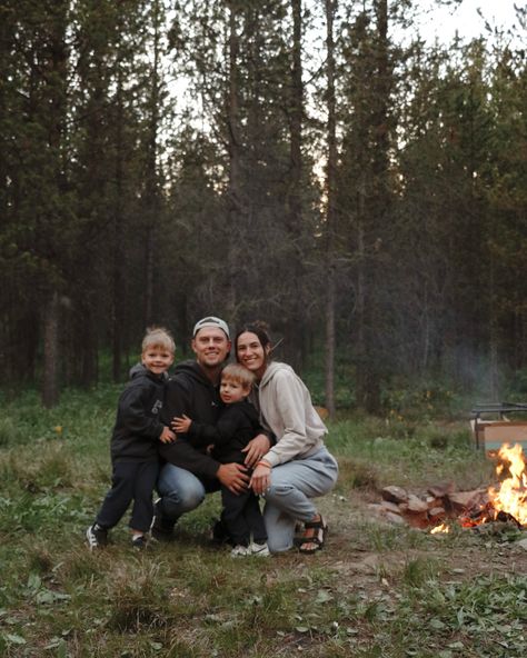 Family Camping Aesthetic, Country Life Aesthetic Family, Perfect Family Aesthetic, Family Of 4 Aesthetic, Family Life Aesthetic, Family Time Aesthetic, Granola Family, Friends With Kids, Hiking Family