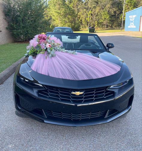 Homecoming Queen Parade Car Decorations, Prom Entrance Ideas Car, Pageant Parade Float, Hoco Parade Car Decorations, Homecoming Parade Car Decorations, Homecoming Truck Decorations For Parade, Homecoming Court Decorations, Car Float Parade Ideas, Parade Signs For Cars