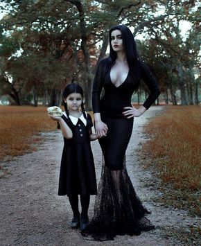 Mama and the little Goth Long Dress, Witch Dress Halloween, Adams Family Costume, Adams Family Halloween, Morticia Addams Costume, Halloween Costume Women, Addams Familie, Wednesday Addams Costume, Academia Clothing