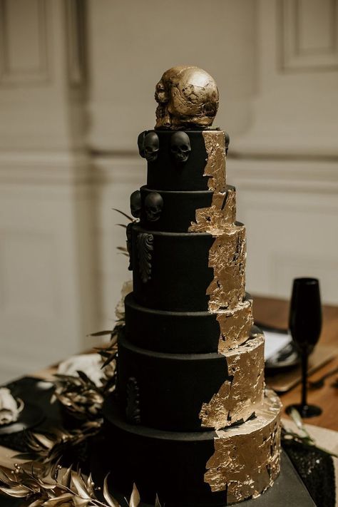 Babes with the Power Wedding ⋆ Alternative wedding inspiration black and edible gold leaf cake sci fi, steampunk and goth cake ideas Black And Gold Wedding Cake, Skull Wedding Cakes, Gothic Wedding Cake, Alternative Wedding Inspiration, Crazy Wedding Cakes, Gothic Cake, Alternative Wedding Cakes, Gothic Wedding Theme, Dark Wedding Theme