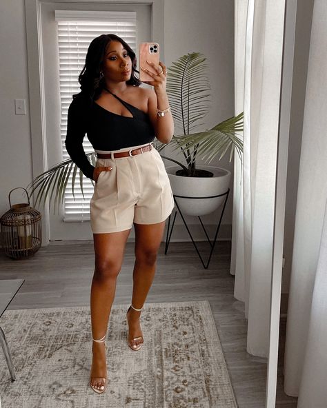 Fashionable Summer Outfits For Women, Chic Shorts Outfits Women, Woman’s Shorts Outfits, High Waisted Dress Shorts Outfit, Simple Elegant Fashion Casual, Womens Tailored Shorts, Pleated Shorts Outfit Summer, Shorts Fashion Womens, Black Woman Outfits Classy