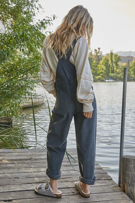 Cotton Dungarees Outfit, Good Vibe Outfits, Overalls Farm Outfit, Funky Overalls Outfit, Overalls With Birkenstocks, Cute Outfits For 23 Year Old, Natural Fashion Aesthetic, Canvas Overalls Outfit, Soft Overalls Outfit