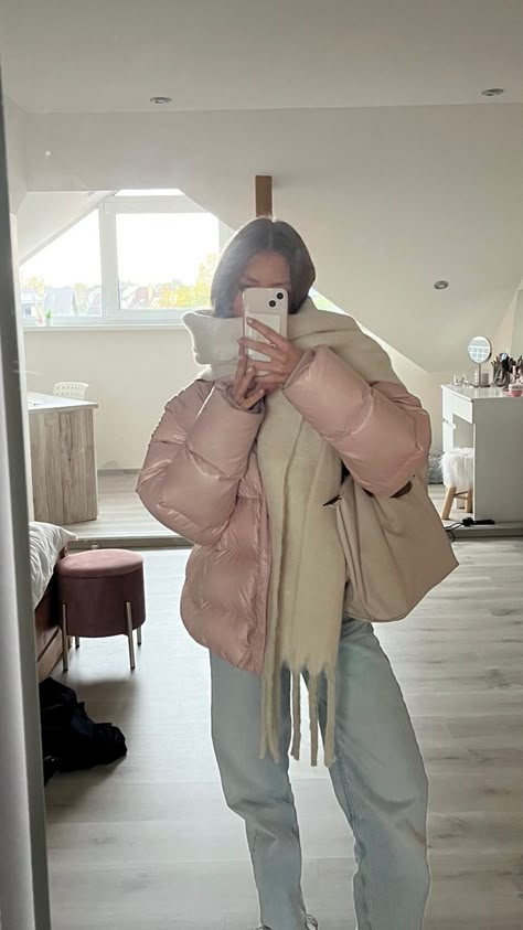 Cozy Fall Outfits Aesthetic 2024, Pink Puffer Outfit, Uni Fits Winter, Cozy Girl Outfit, Cozy Winter Aesthetic Outfits, Pink Puffer Jacket Outfit, Pink Puffer Jacket, Look Adidas, Estilo Indie