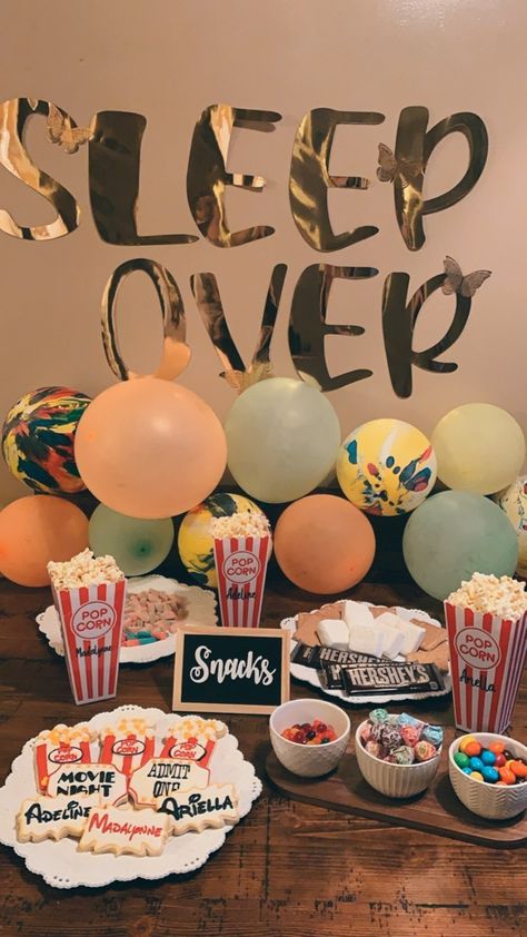 Set up with popcorn and snacks for a girls night , they are children so it’s cute and simple Midnight Feast Sleepover, Sleepover Bedroom Setup, Aesthetic Sleepover Setup, Cute Sleepover Setup, Snack Station Party, Snack Sleepover, Pj Party Grown Up, Sleepover Set Up Ideas, Sleepover Setup