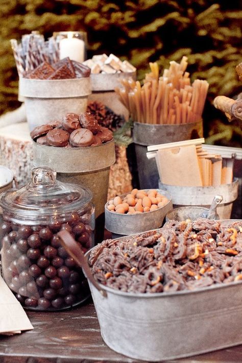 Awesome Wedding Dessert Bar Ideas to Rock Rustic Dessert, Snack Station, Dessert Bar Wedding, Food Stations, Wedding Dessert Table, Wedding Dessert, Chocolate Caliente, S'mores, Wedding Winter