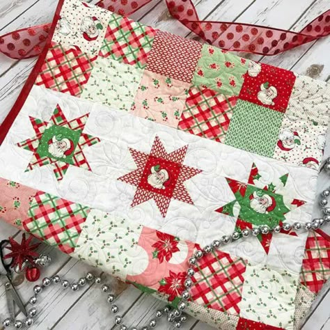 Quilts Beginners, Swell Christmas, Holiday Quilt Patterns, Easy Patchwork, Cake Squares, Layer Cake Quilt Patterns, Christmas Quilting Projects, Simple Quilt, Christmas Quilt Blocks