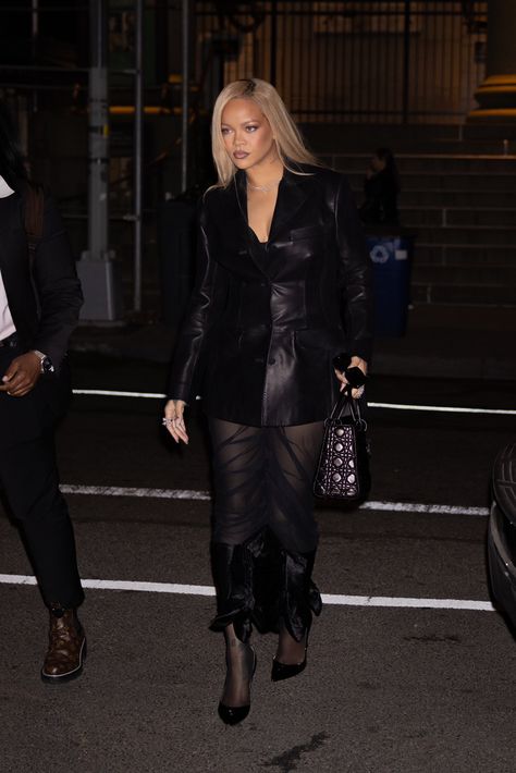 Rihanna Dress, Black Leather Outfit, Rihanna Street Style, Looks Rihanna, Bad Makeup, Bad Gyal, Rihanna Outfits, Rihanna Looks, High Fashion Looks