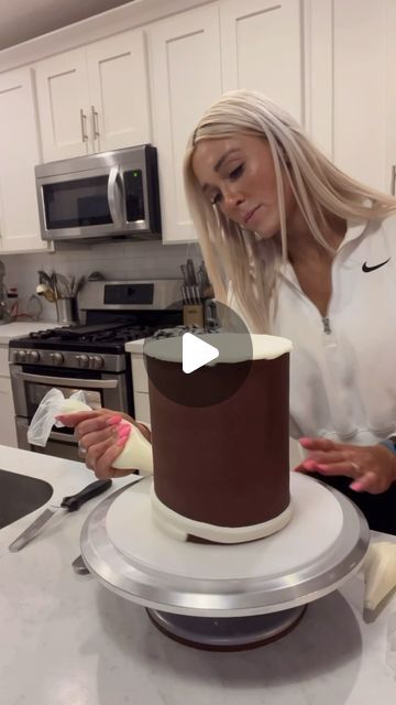 Whitney Berge on Instagram: "🍰 Tips on how to smooth the sides of your cake 🍰   #theblondewhobakes #cakes #cakedecorating #cake #cakeoftheday #dessert #frosting #cakevideo #instagood #foodie #instafood #instagram #yummy #delicious #foodstagram #instagood #instafood #instagram #cakesofinstagram #cakeoftheday" How To Ice A Cake, How To Frost A Cake For Beginners, How To Ice A Cake For Beginners, How To Frost A Cake, Stack Cakes, Frost Cake, Cake Icing Tips, Frost A Cake, Cake Structure