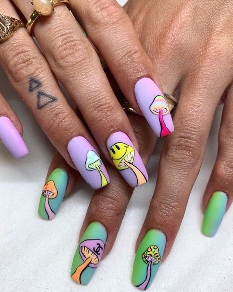 Trippy Nail Designs Acrylic, Mushroom Nails Acrylic Long, Mushroom Nail Art Acrylic, Funky Festival Nails, Acrylic Nails Trippy, Rainbow Mushroom Nails, Mushrooms Nail Art, Acrylic Nails Mushroom, Trippie Nails