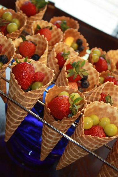 Fruits Party, Fruit Cones, Sommer Mad, Chocolate Honey, Waffle Cone, Fruit Decorations, Fruit Cups, Food Fruit, God Mat