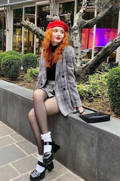 Ginger Style Outfits, Redhead Wardrobe, Ginger Outfits, Redhead Outfits, Wall Poses, Ginger Model, Redhead Model, Redhead Fashion, Model Influencer