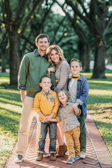 Family Photo Outfits Winter, Photographer Ideas, Big Family Photos, Large Family Photos, Family Photoshoot Poses, Fall Family Photo Outfits, Family Portrait Poses, Outdoor Family Photos, Family Picture Poses