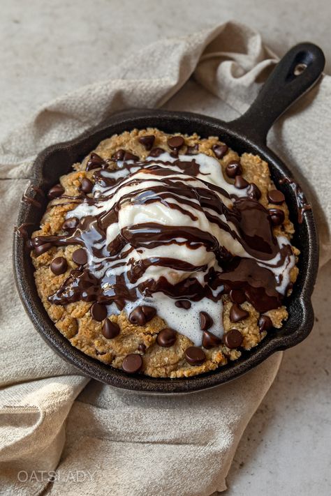 This Chocolate Chip Skillet Cookie is made with wholesome ingredients. No butter, no eggs and no granulated sugar is needed. It's absolutely a dream and you should definitely give it a try! Skillet Cookie Aesthetic, Comfy Cafe, Chocolate Chip Skillet Cookie, Skillet Cookies, Skillet Desserts, Cookie Skillet, Eggless Cookies, Skillet Chocolate Chip Cookie, No Egg Cookies