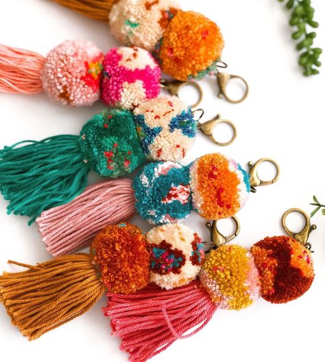 ⋒ Cassie Hull • Hull Heart on Instagram: “Don’t miss out! $10 pom pom charms RIGHT NOW! Can you even handle the squish? • • • • • #pompombagcharm #handmadebagcharm #hullheart…” Pom Pom Keychain Diy, Pom Pom Crafts For Kids, Pom Pom Ideas, Pom Pom Art, Pompon Diy, Pom Pom Bag, Pom Pom Bag Charm, Pom Pom Charm, Christmas Pom Pom