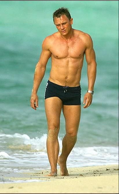 Luc is perfection in black swim trunks. Vivia makes a comparison to Bond. Daniel Craig 007, Daniel Graig, Daniel Craig James Bond, Handsome Older Men, Celebrities Humor, Celebrity Dads, Daniel Craig, Ryan Gosling, Hot Actors