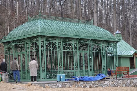 Peacock House for the Elegant Peacock Family Peacock Aviary, Peacock Pen, Peacock Family, Peacock House, Coop Design, Bird House Kits, Future Farms, Bird Cage Decor, Building A Chicken Coop