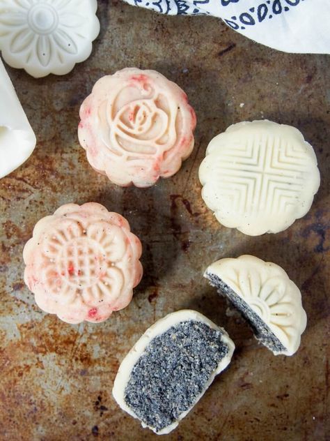 Chinese mooncakes snow skin mooncakes Mooncake Recipe, Chinese Dessert, Coconut Custard, Think Food, Asian Desserts, Mooncake, Cute Desserts, Moon Cake, Food Obsession