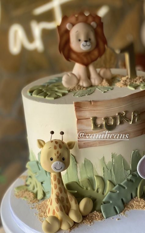 Torte Za Prvi Rodjendan Za Decake, Tort Safari, Safari Baby Shower Cake, Jungle Cakes, Jungle Theme Cakes, Boys First Birthday Cake, Boys 1st Birthday Cake, Baby Boy Birthday Cake, Jungle Thema