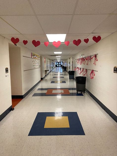 A string of paper hearts hanging across the hallway Valentine Dance Ideas School, School Dance Decorations, School Hallway Decorations, Teachers Day Celebration, Hallway Decoration, Valentine Backdrop, Diy Classroom Decorations, Valentines Party Decor, Dance Decorations